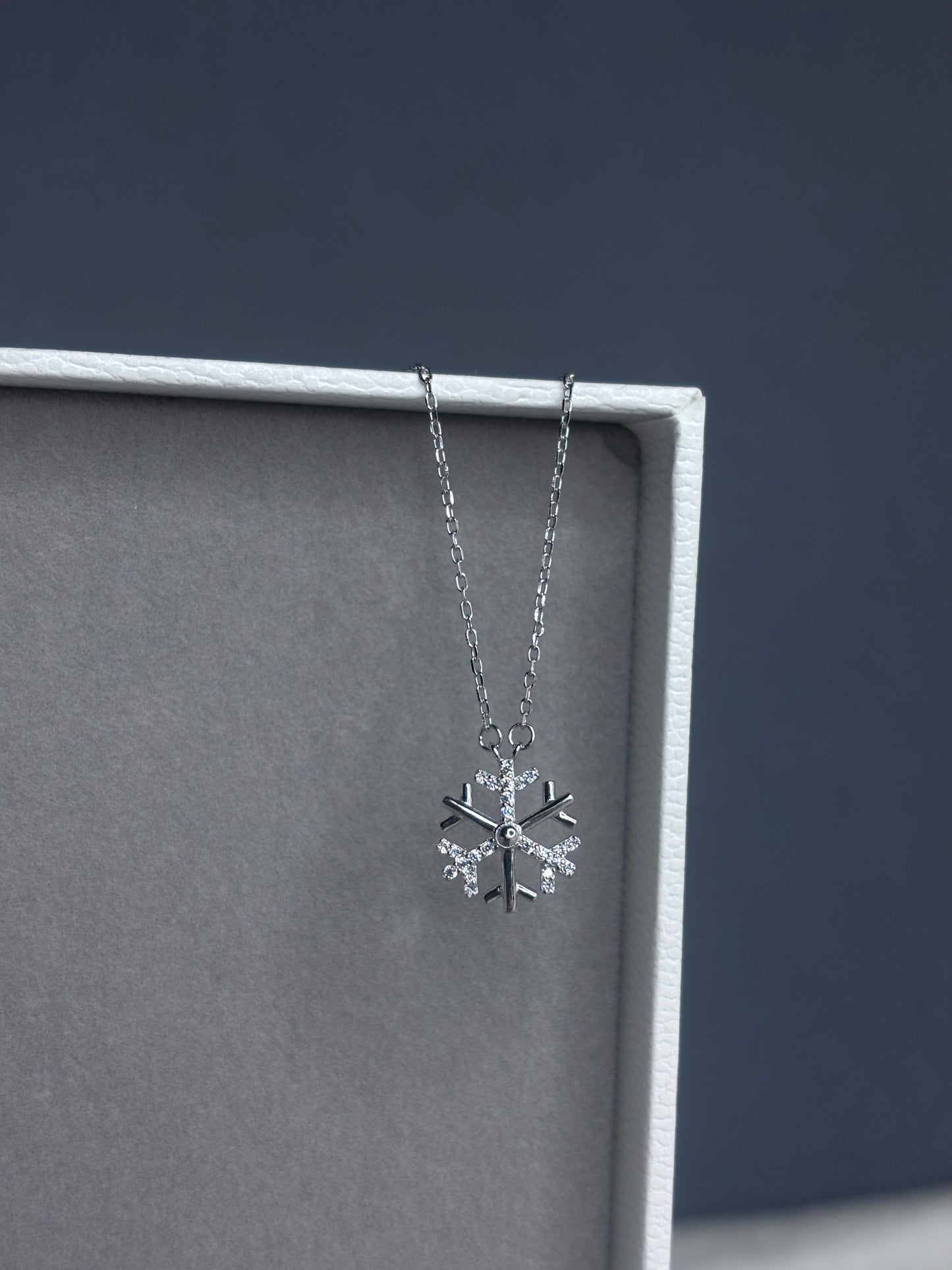 Snow necklace